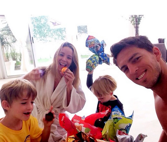 Danielle Winits se diverte com a família na Páscoa