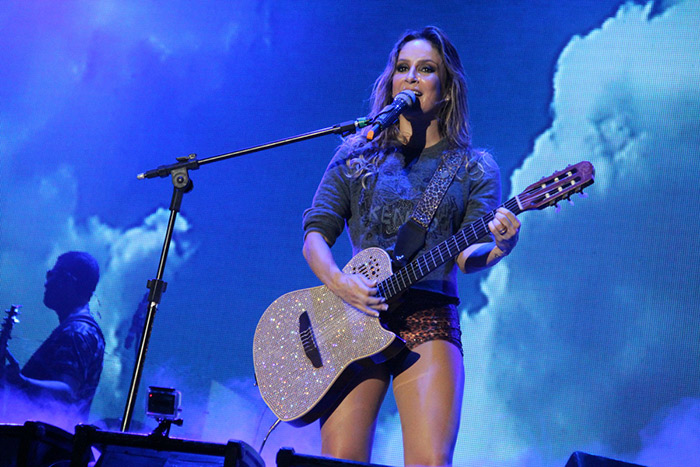 Cláudia Leitte faz show em clima de Copa do Mundo