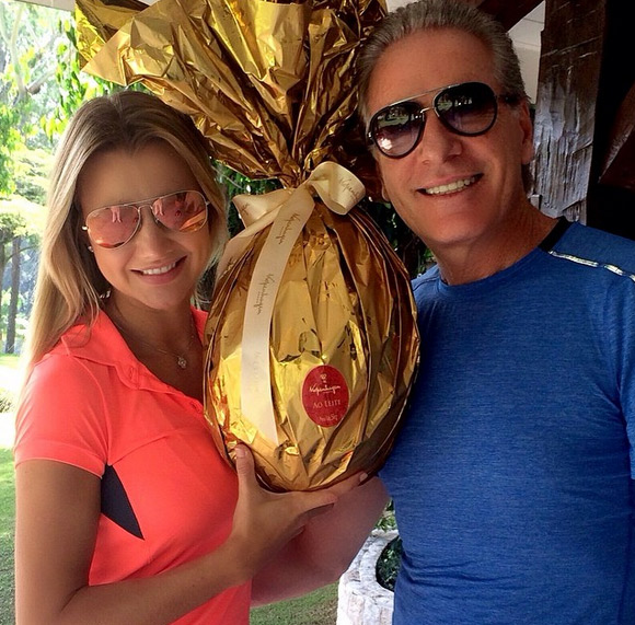 Roberto Justus presenteia a namorada com super ovo de Páscoa