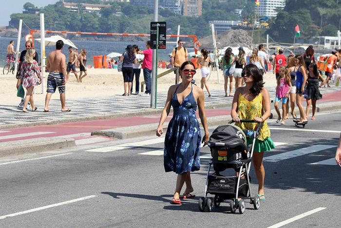 Carolina Ferraz passeia pelo calçadão do Leblon com uma amiga