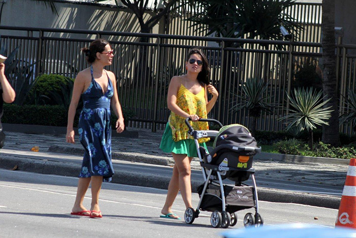 Carolina Ferraz passeia pelo calçadão do Leblon com uma amiga