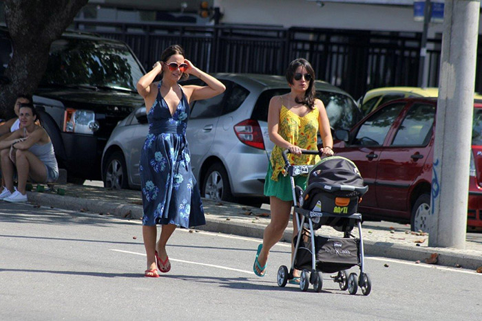 Carolina Ferraz passeia pelo calçadão do Leblon com uma amiga