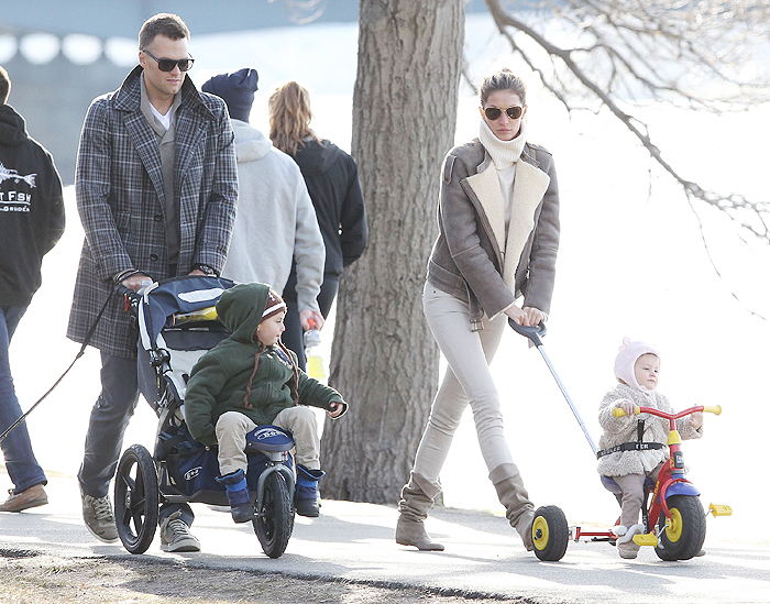 Gisele Bündchen enfrenta o frio para passear com toda a família