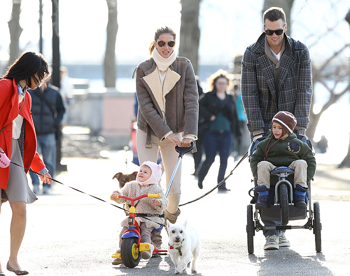 Gisele Bündchen enfrenta o frio para passear com toda a família