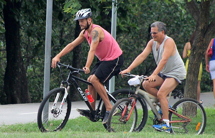Sozinho, Rodrigo Hilbert anda de bicicleta pela Lagoa