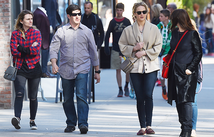 Jennifer Lawrence passeia por Nova York com os amigos