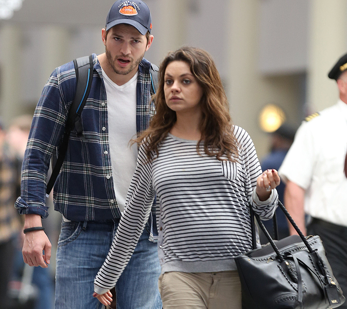 Mila Kunis deixa barriguinha à mostra