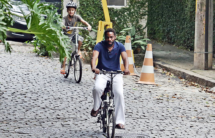 Lázaro Ramos leva o filho para andar de bike pelo Jardim Botânico, no Rio