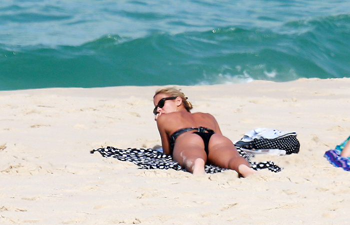 Fernanda de Freitas pega praia na Barra da Tijuca com amiga