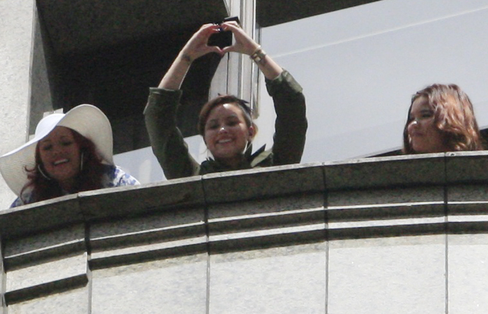 Demi Lovato aparece na sacada de hotel em São Paulo