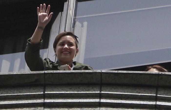 Demi Lovato aparece na sacada de hotel em São Paulo