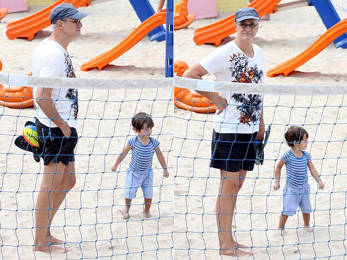 Marcos Caruso brinca com o neto em playground da praia 