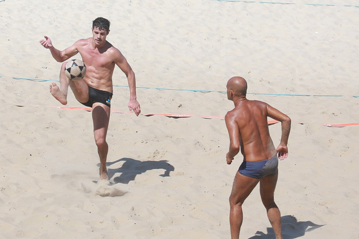 José Loreto joga futevôlei com Júnior, ex-jogador do Flamengo