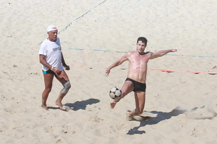 José Loreto joga futevôlei com Júnior, ex-jogador do Flamengo