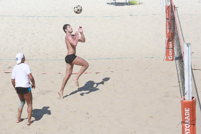 José Loreto joga futevôlei com Júnior, ex-jogador do Flamengo