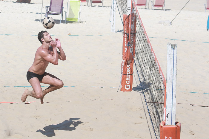 José Loreto joga futevôlei com Júnior, ex-jogador do Flamengo