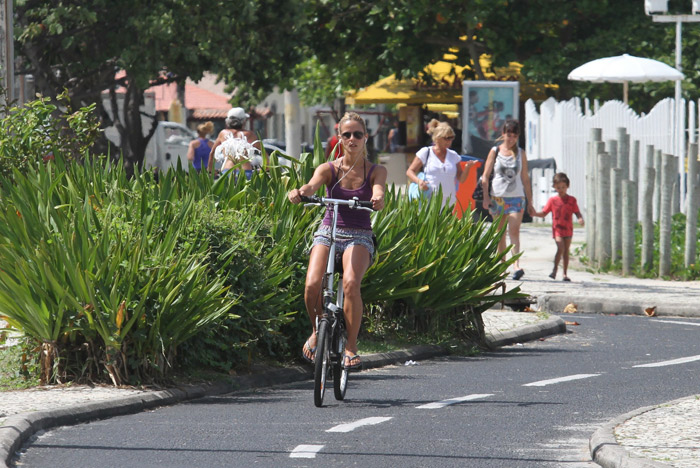 Fernanda de Freitas pedala pela orla da Barra da Tijuca
