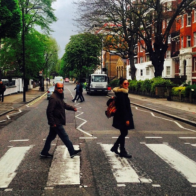 Emanuelle Araújo faz foto parecida com a capa do disco Abbey Road, dos Beatles
