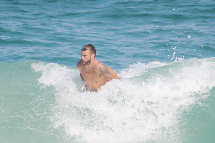 Rodrigo Hilbert e Fernanda Lima namoram na praia 