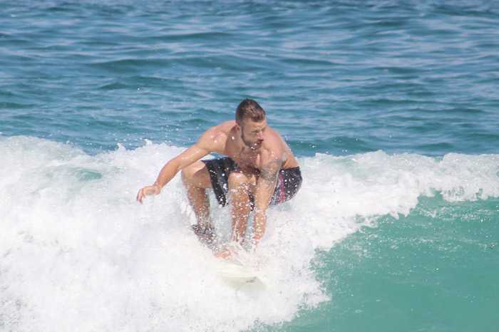 Rodrigo Hilbert e Fernanda Lima namoram na praia