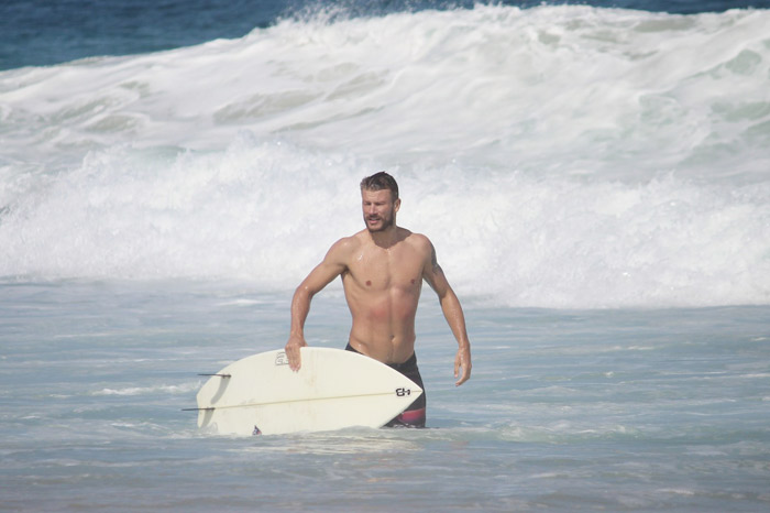 Rodrigo Hilbert e Fernanda Lima namoram na praia