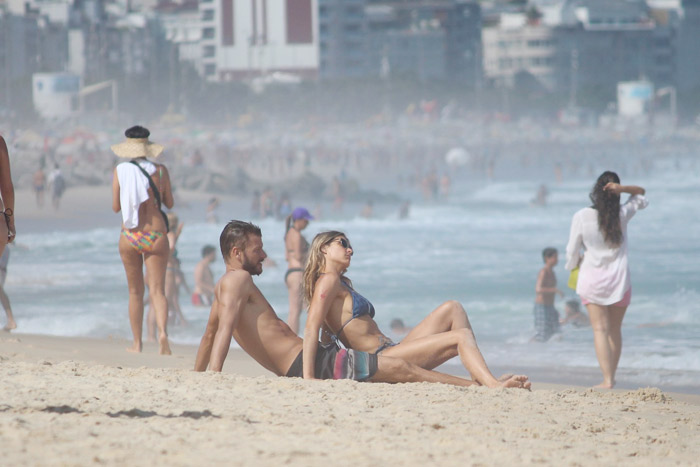 Rodrigo Hilbert e Fernanda Lima namoram na praia
