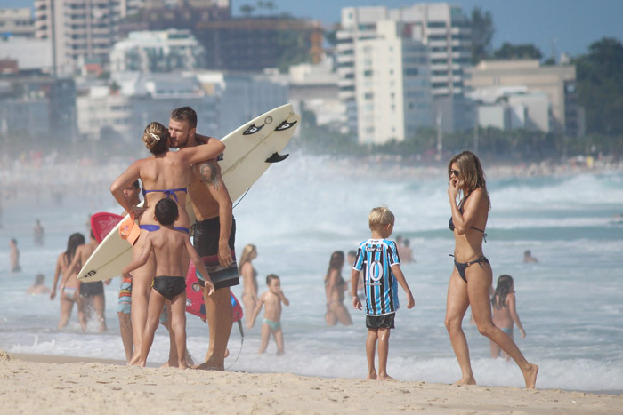 Rodrigo Hilbert e Fernanda Lima namoram na praia