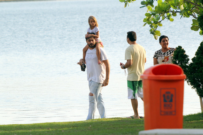 Thiago Lacerda brinca com os filhos na Lagoa Rodrigo de Freitas