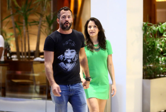 Malvino Salvador aproveita tarde para passear no shopping com Kyra Gracie