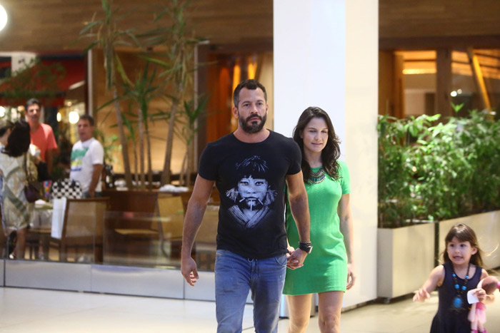 Malvino Salvador aproveita tarde para passear no shopping com Kyra Gracie