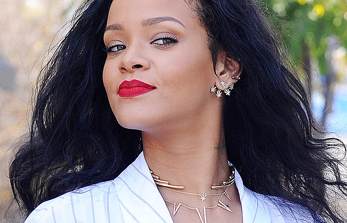 Rihanna passeia com microshort, batom vermelho e brinco de folha de maconha