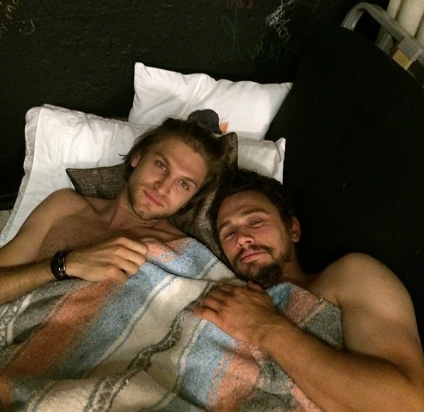 James Franco posa com Kegan Allen sem camisa na cama