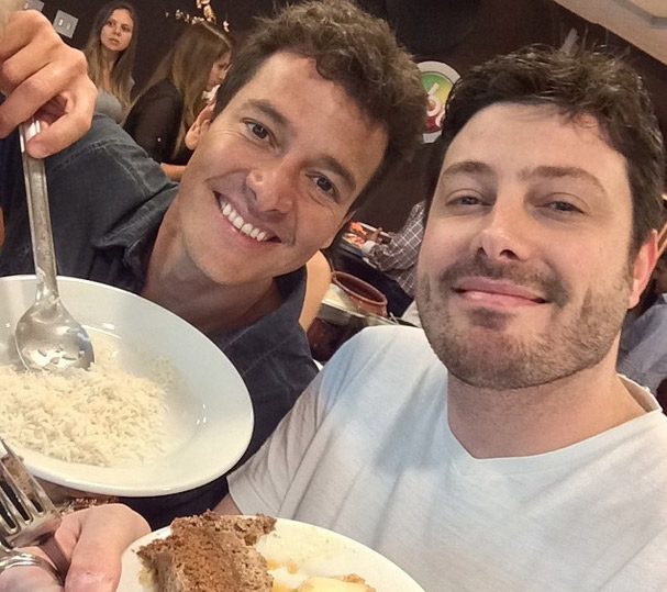 Danilo Gentili e Rodrigo Faro almoçam juntos nos bastidores do Troféu Imprensa