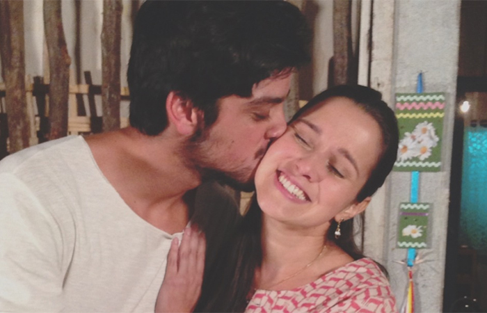 Rodrigo Simas e Karen Coelho se divertem nos bastidores de Além do Horizonte