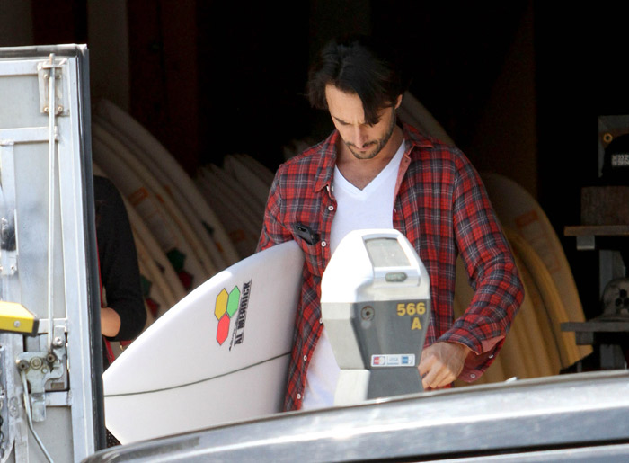 Rodrigo Santoro compra prancha de surf em Los Angeles