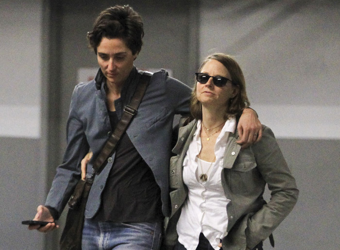 Jodie Foster faz primeiro passeio com a companheira como casada