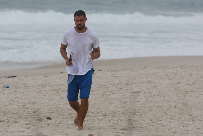 Cauã Reymond corre pela praia da Barra da Tijuca