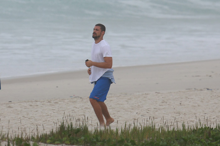 Cauã Reymond corre pela praia da Barra da Tijuca