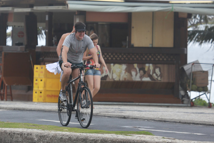 Murilo Benício se esforça durante pedalada na Barra da Tijuca