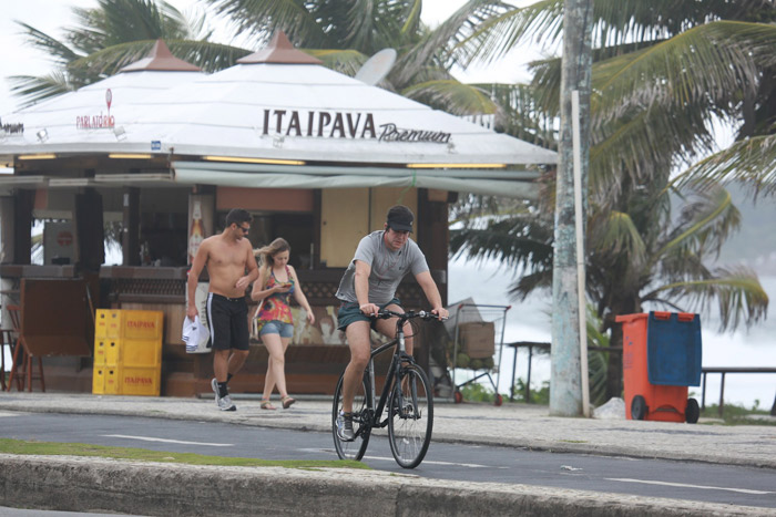 Murilo Benício se esforça durante pedalada na Barra da Tijuca