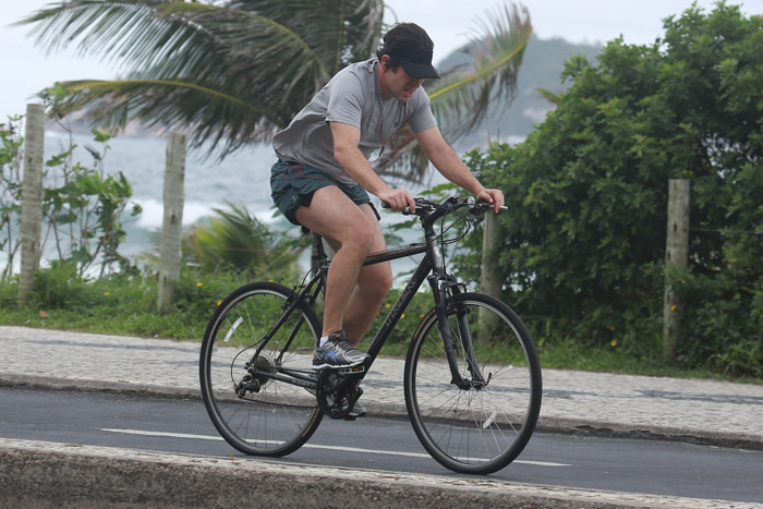 Murilo Benício se esforça durante pedalada na Barra da Tijuca