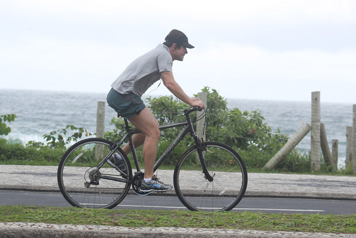 Murilo Benício se esforça durante pedalada na Barra da Tijuca