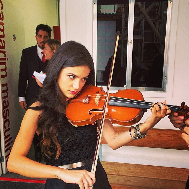 Manu Gavassi se concentra para aprender violino