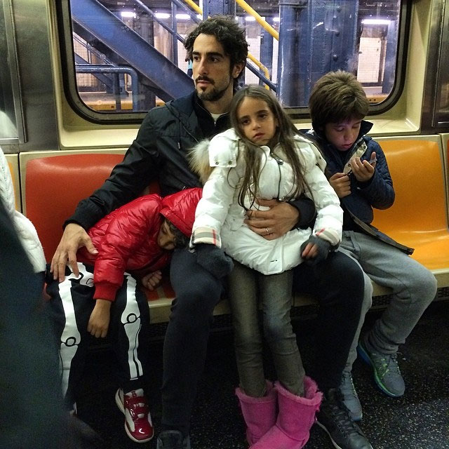 Marcos Mion anda de metrô com os filhos em Nova York