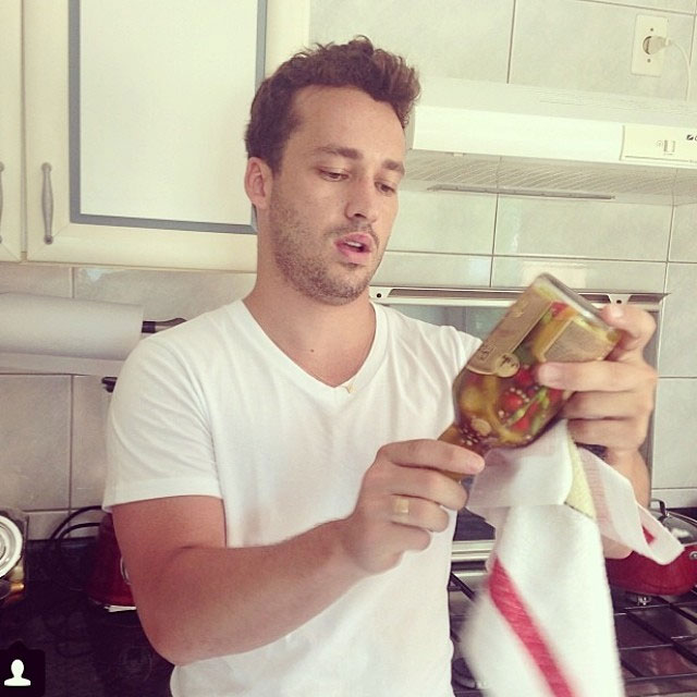  Rodrigo Andrade mostra dotes culinários no Instagram