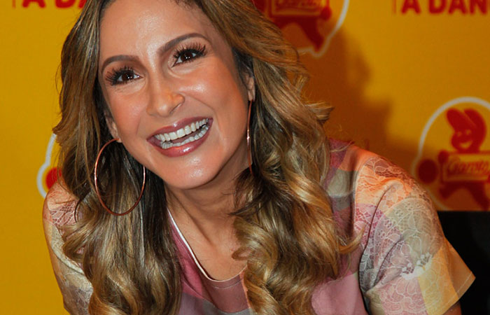 Cláudia Leitte brilha em evento pré Copa do Mundo