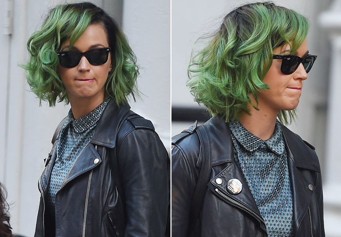 Katy Perry passeia com cabelo verde e meias até o joelho