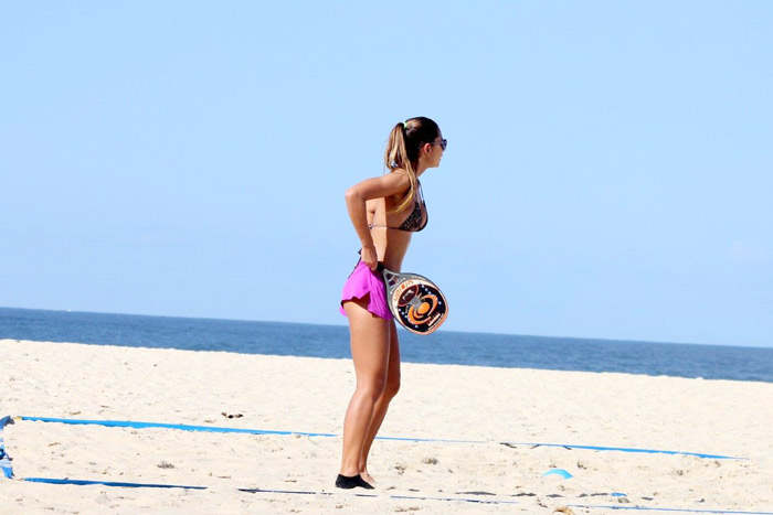 Com o corpo super em forma, Letícia Wiermann joga beach tênis na praia