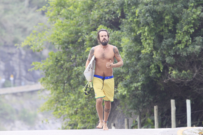 De verde e amarelo, Paulinho Vilhena surfa na Prainha