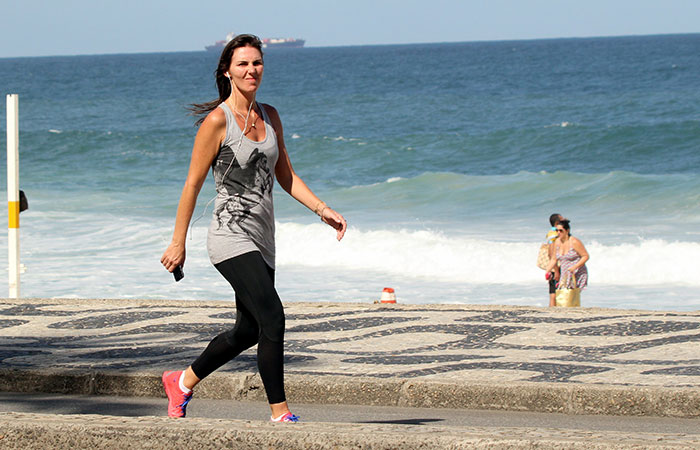  Glenda Kozlowski se exercita na Praia do Leblon